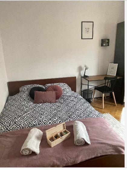 Проживання в сім'ї Cheerful 3 Bedroom House *