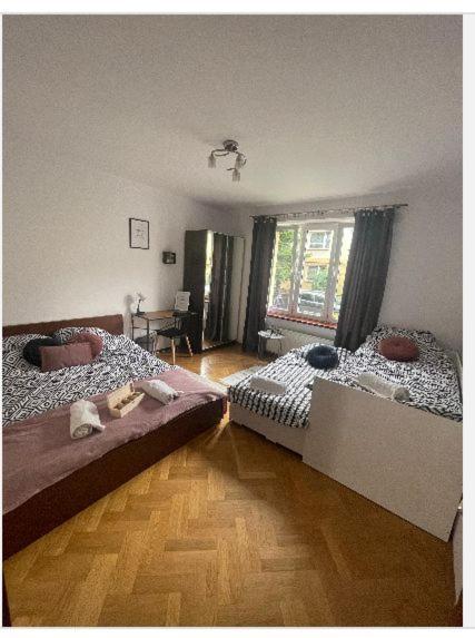 Проживання в сім'ї Cheerful 3 Bedroom House