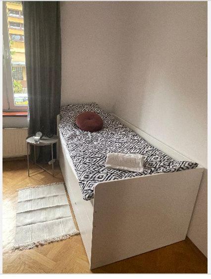 Проживання в сім'ї Cheerful 3 Bedroom House *