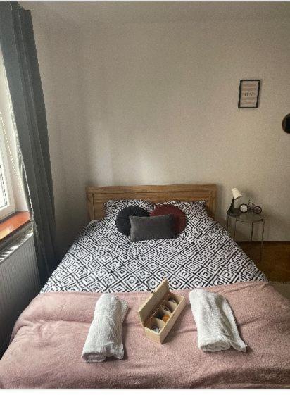 Проживання в сім'ї Cheerful 3 Bedroom House *